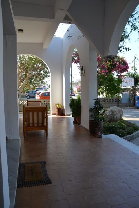 Terrasse vor dem hotel Hotel Laura