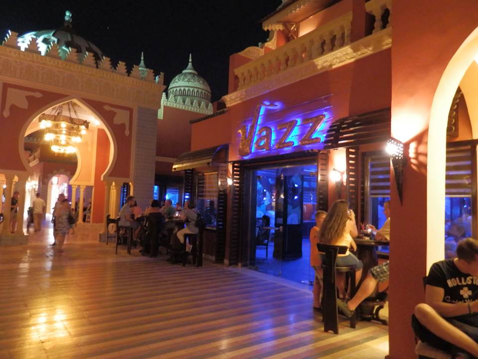 Innenhof bei den Bars Pickalbatros Alf Leila Wa Leila Resort - Neverland Hurghada