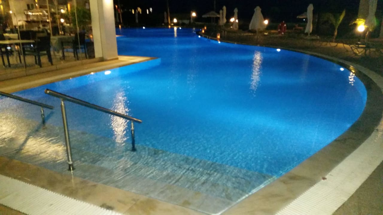Bei Nacht Asterias Beach Resort