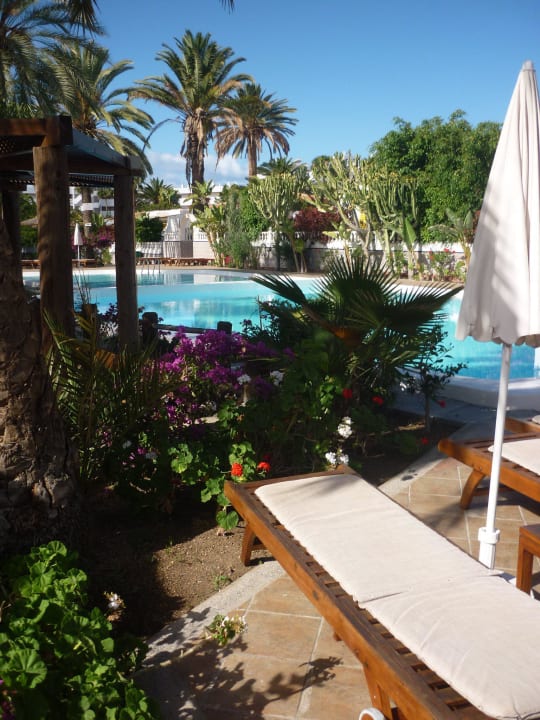 Blick von den Sonnenliegen.... HL Miraflor Suites Hotel