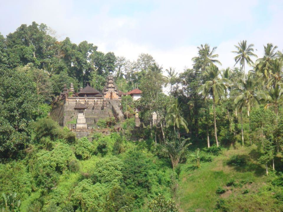 Tempel vis a vis Hotel Hanging Gardens of Bali