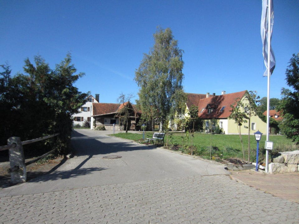 Einfahrt zum Hof Hotel Reiterhof Altmühlsee
