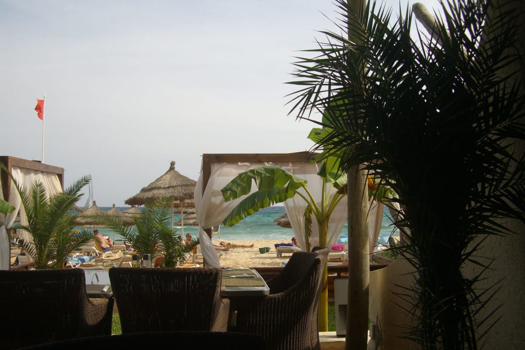 Blick zum Strand Hotel Royal Nozha
