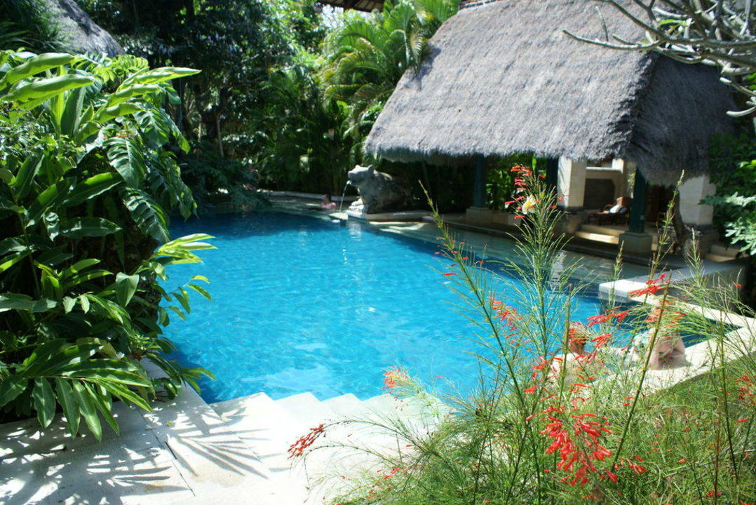 Poolbereich im Beach Club Puri Santrian