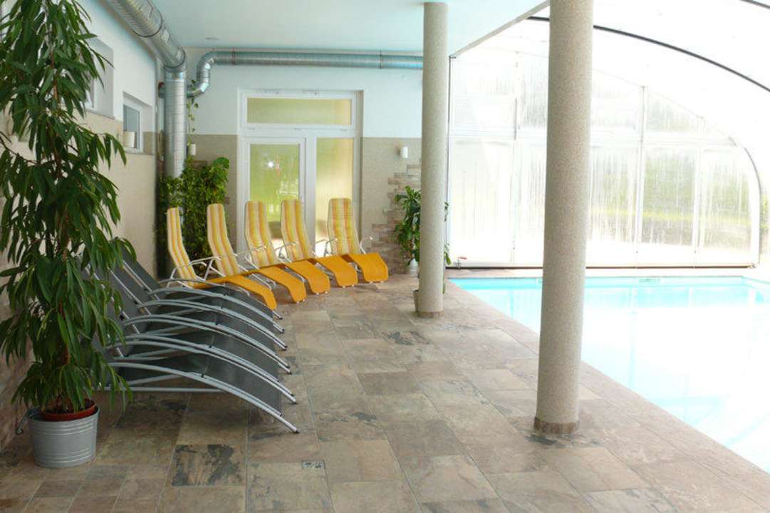 Ruhebereich mit Indoorpool Panoramadorf Saualpe