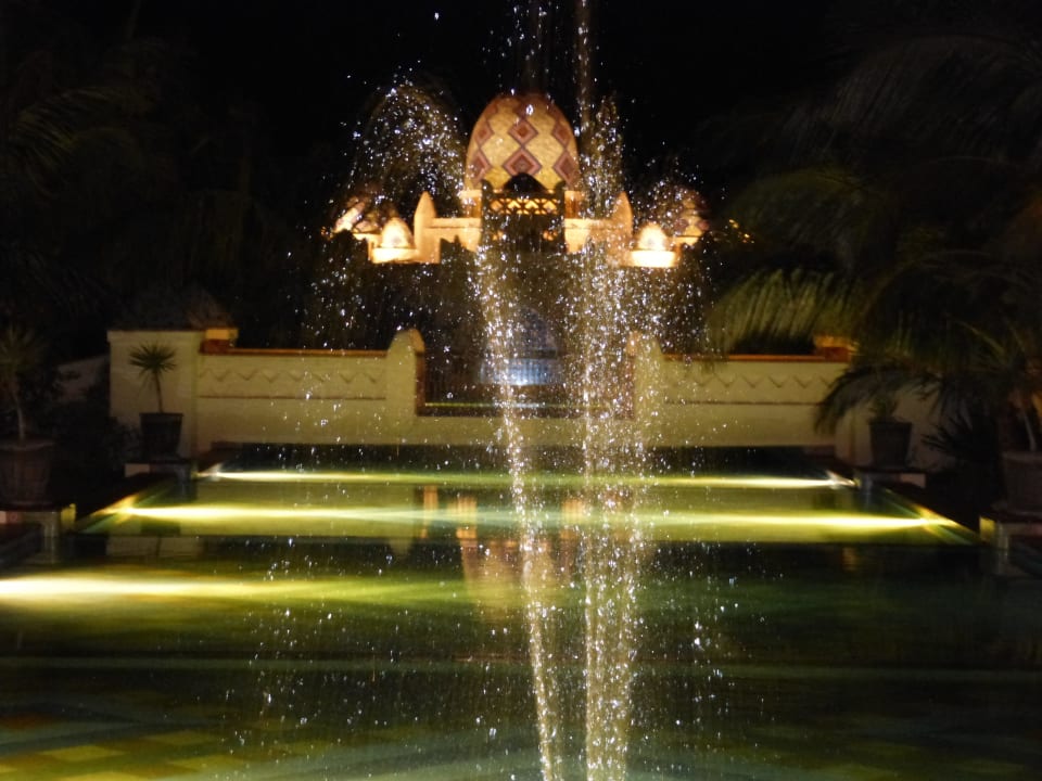 Schöne beleuchtete Anlage Hotel Riu Karamboa