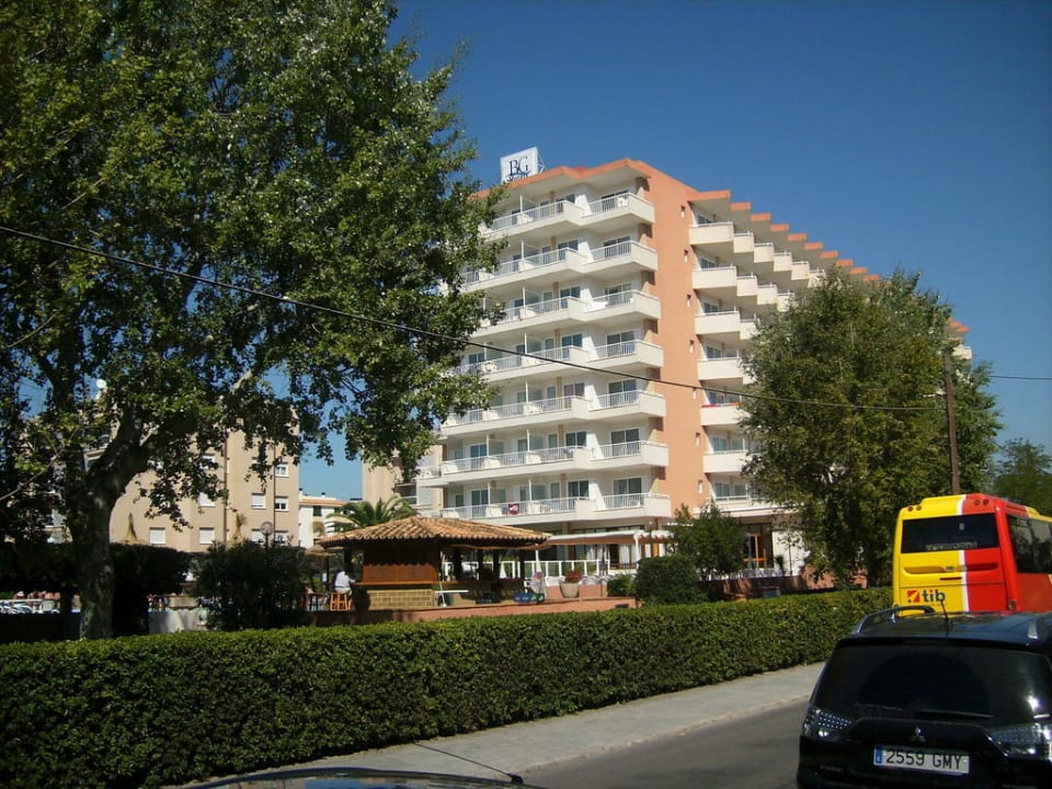 Blick auf das Hotel von der Straße aus BG Hotel Caballero