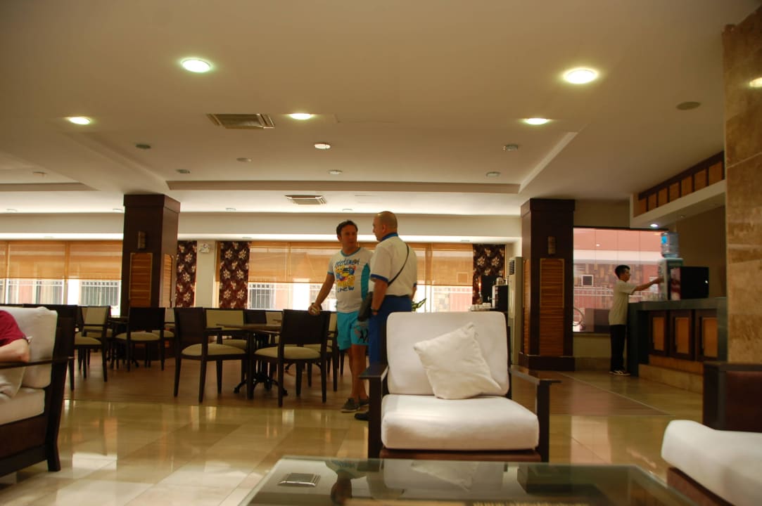 Аниматоры в лобби. Замечтальные люди Armas Gül Beach