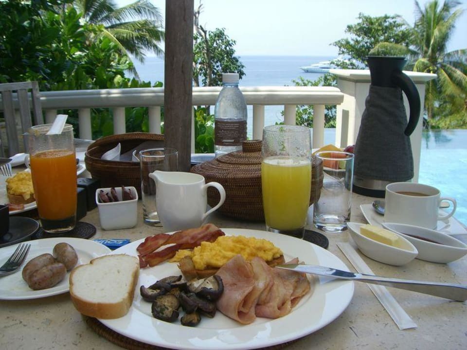 Frühstück am Privatpool Trisara Villas & Residences Phuket