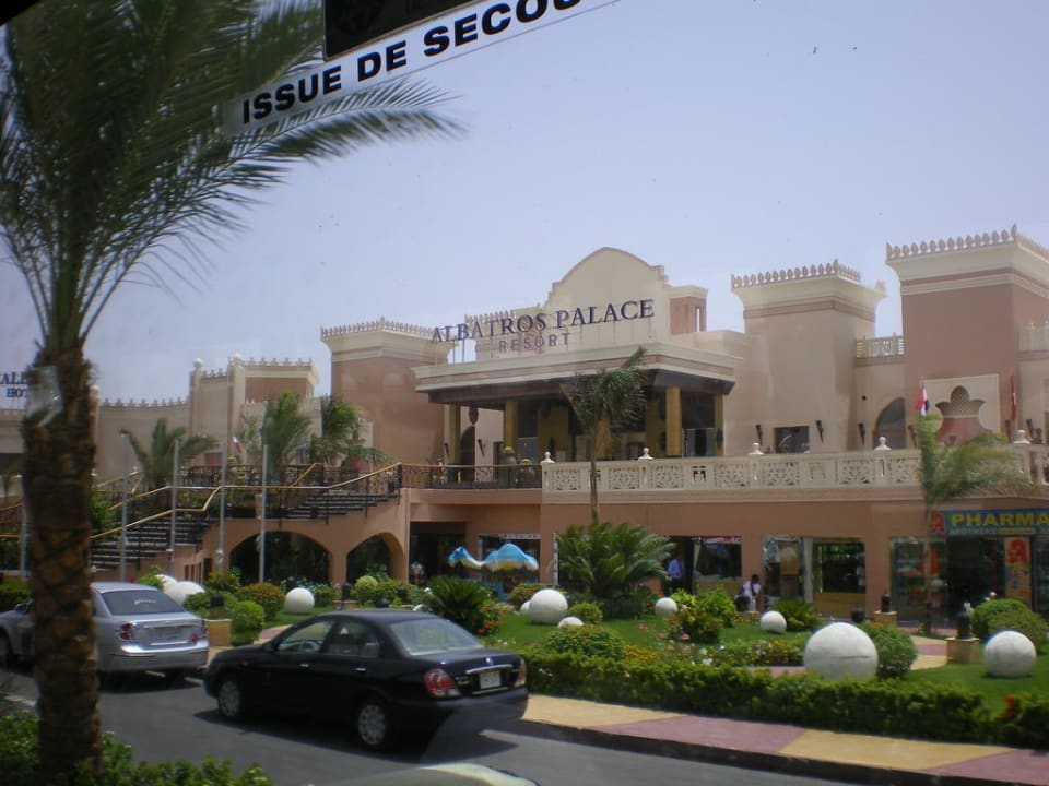Вход в отель Pickalbatros Palace Resort