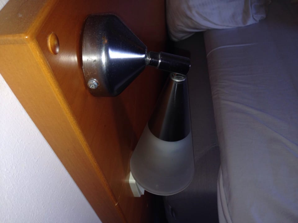 Kaputte Nachttischlampe ProfilHotels Richmond Hotel