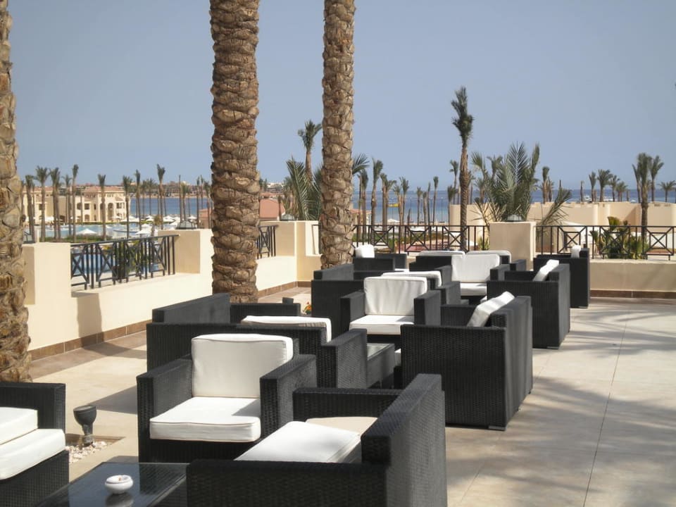 Sitzgruppe außerhalb der Lobby Cleopatra Luxury Resort Makadi Bay