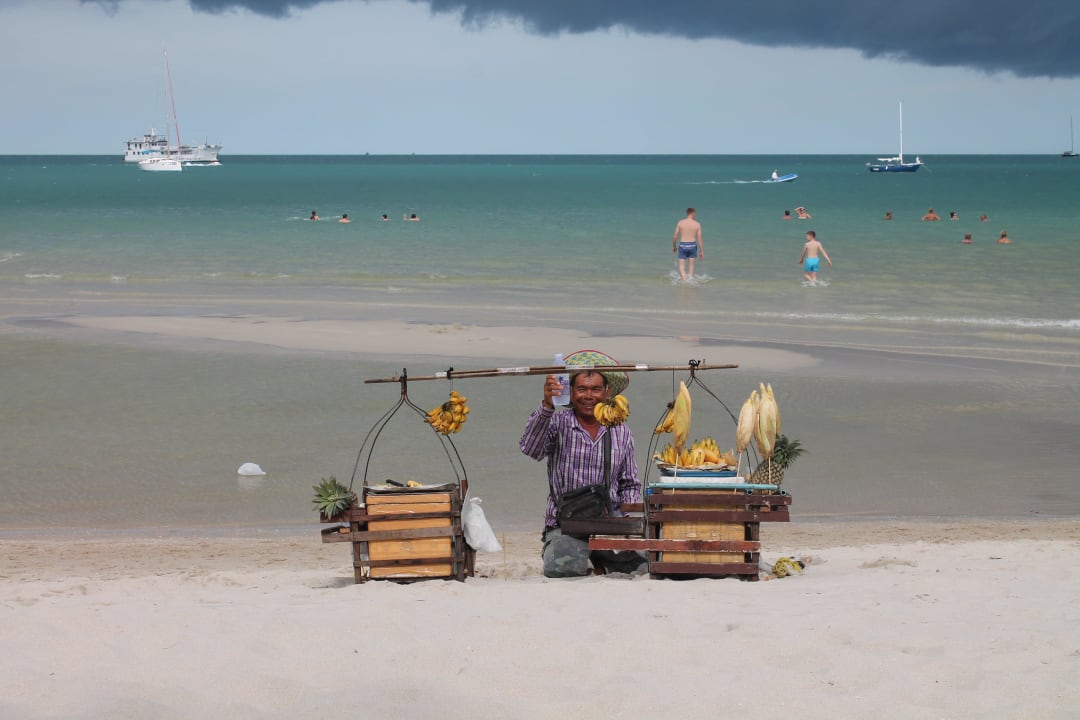Einheimischer Obstverkäufer Banana Fan Sea Resort