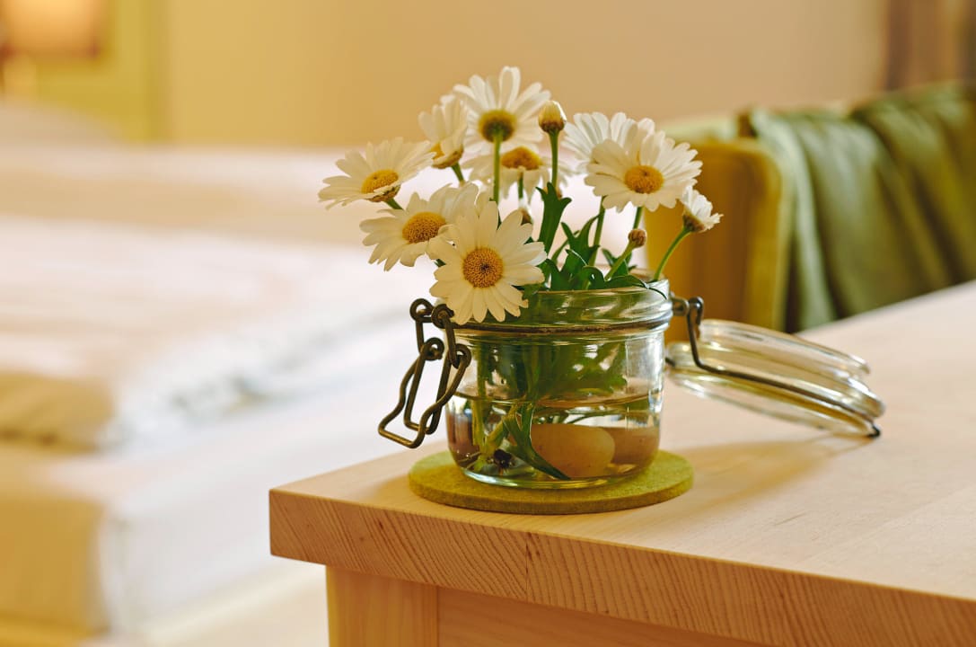 Zirbe-Zimmer: herrlich duftendes Zirbe-Holz Hotel Zur Schanz