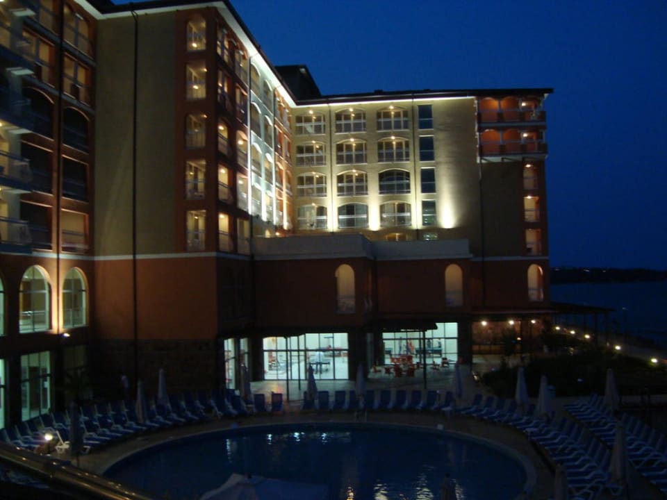 Hotel bei Nacht Sol Luna Bay