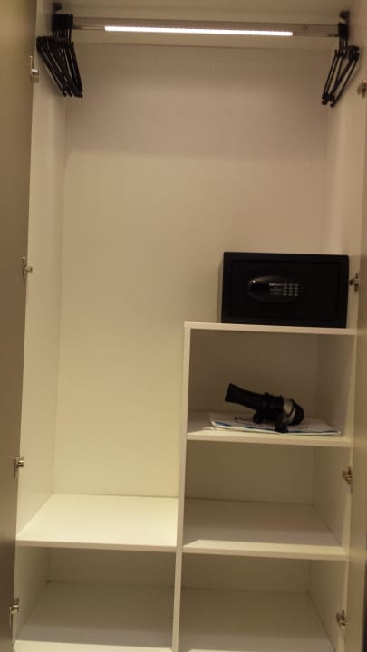Schrank mit Innenbel., Safe und Föhn Park Plaza Verudela Pula