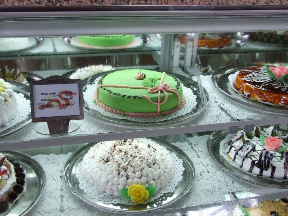 Kuchenauswahl im Cafe Bonjour Limak Lara Deluxe Hotel & Resort