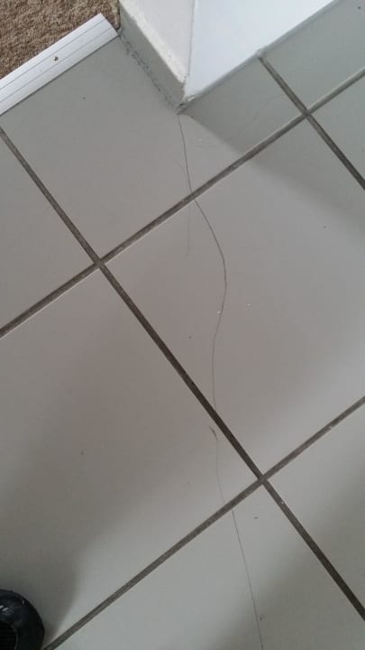 Risse in den Bodenfiesen / Küchenbereich Hotel Bayerischer Wald