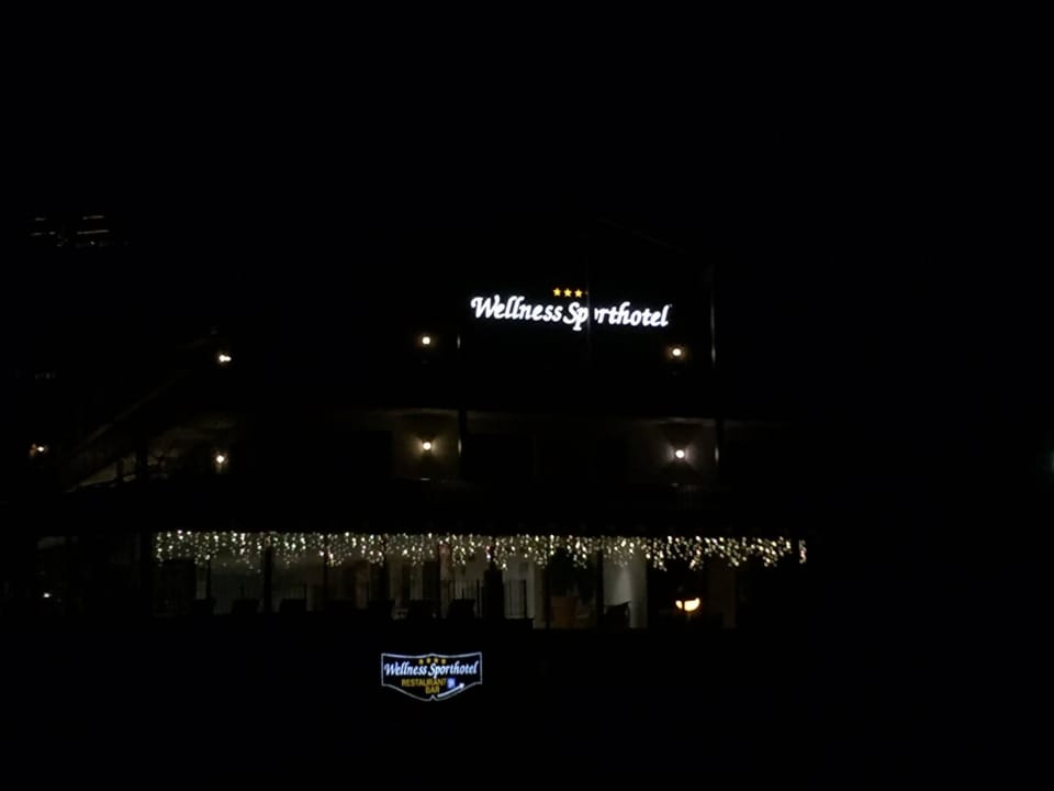 Mit weihnachtlicher Beleuchtung Wellness-Sporthotel Ratschings