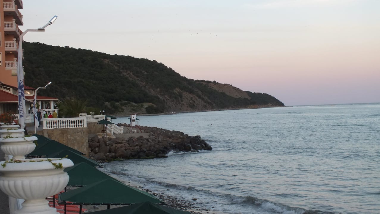 Abends vor Atrium Hotel Atrium Beach