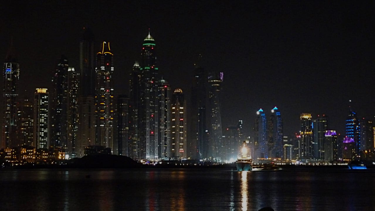 Nachts vom Strand vor dem Hotel Fairmont The Palm