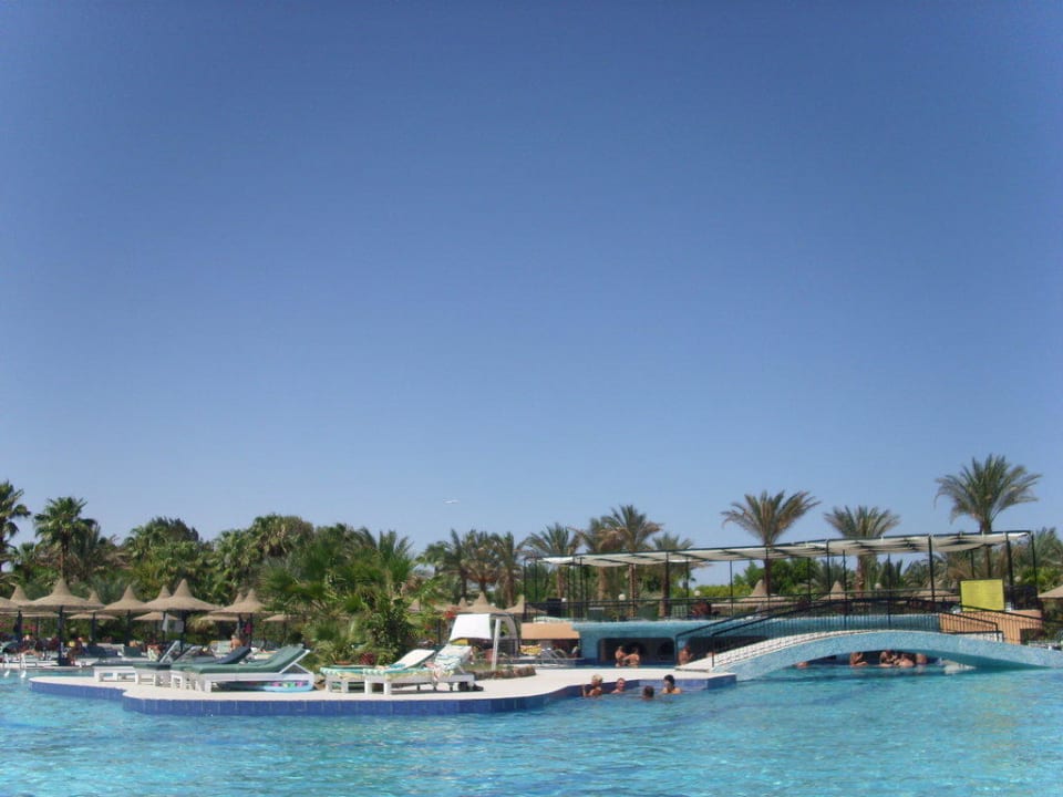 Pool mit einer Insel Giftun Azur Resort