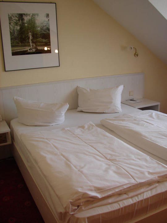 Doppelbett im Zimmer ACHAT Hotel Schwetzingen Heidelberg