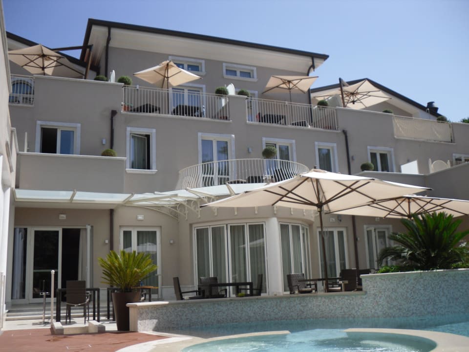 Blick vomm Pool auf das Gebäude Hotel Stella Della Versilia