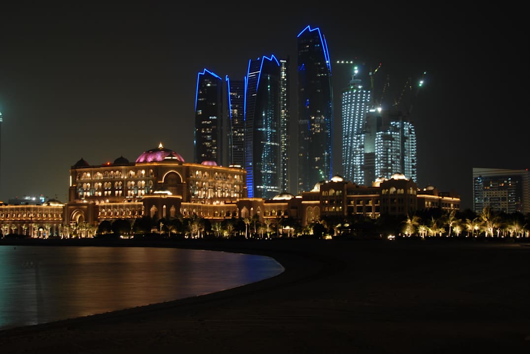 Palast und Baustelle im Hintergrund Emirates Palace Mandarin Oriental