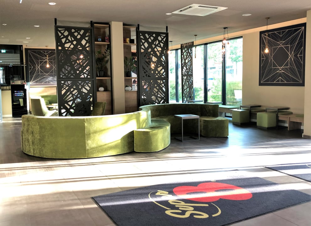 Lobby Super 8 Munich City North