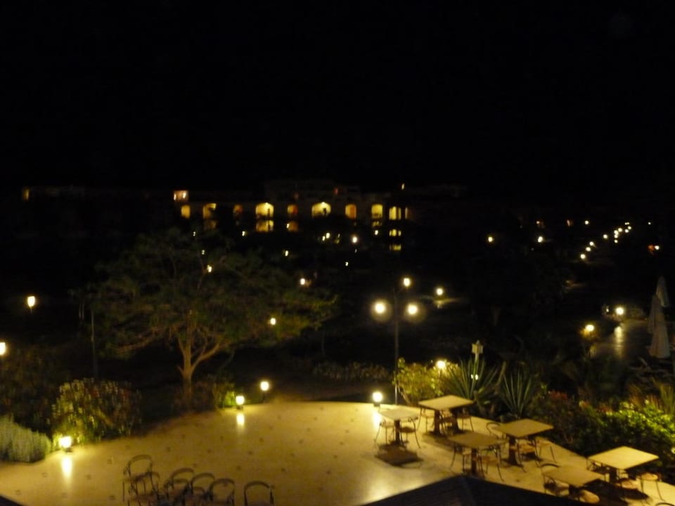 Gartenanlage bei Nacht Brayka Bay Resort