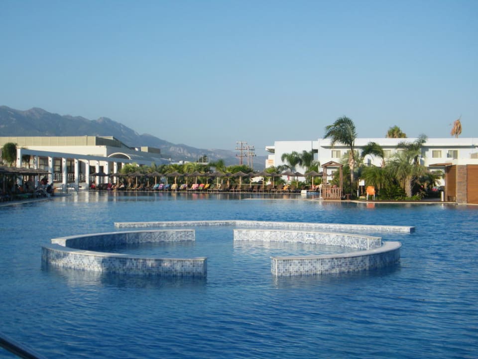 Widok na basen Blue Lagoon Resort