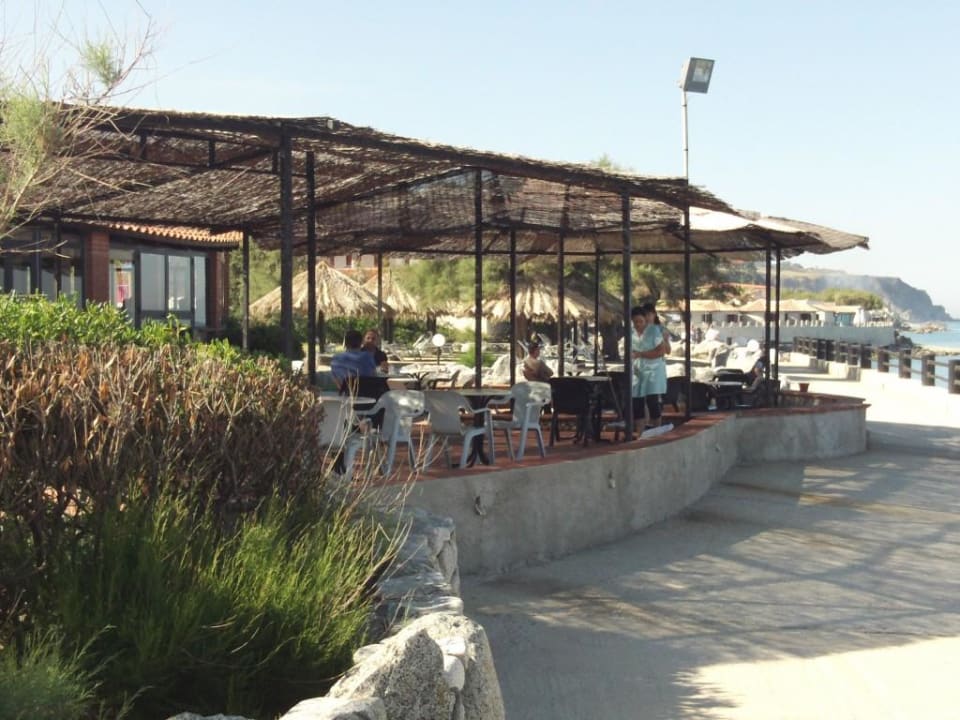 Terrasse mit Blick aus Meer Villaggio Torre Ruffa Robinson