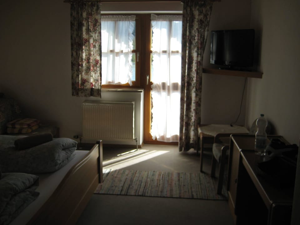 Großes Zimmer mit Flachbildschirmfernseher und Bal Gasthof Pension Kernmühle