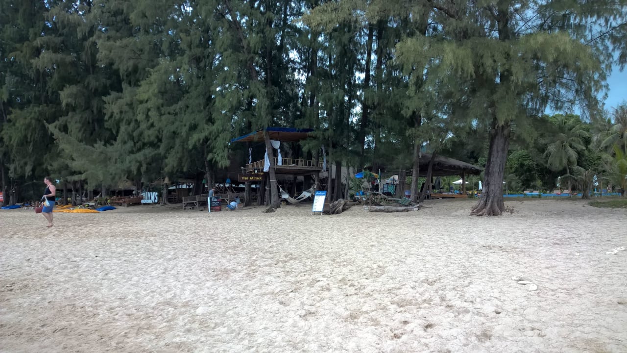 Vom Strand aus Eco Lanta Hideaway Beach Resort