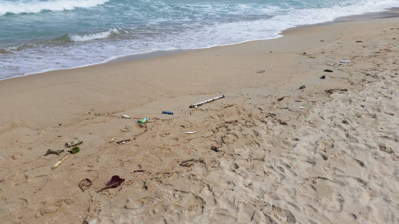 Vermüllter Hotelstrand The Fair House Beach Resort