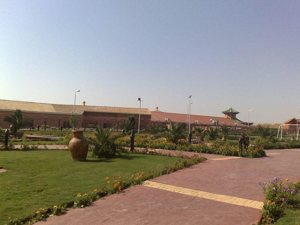 Gartenanlage beim Cave de rois Restaurant Pickalbatros Alf Leila Wa Leila Resort - Neverland Hurghada