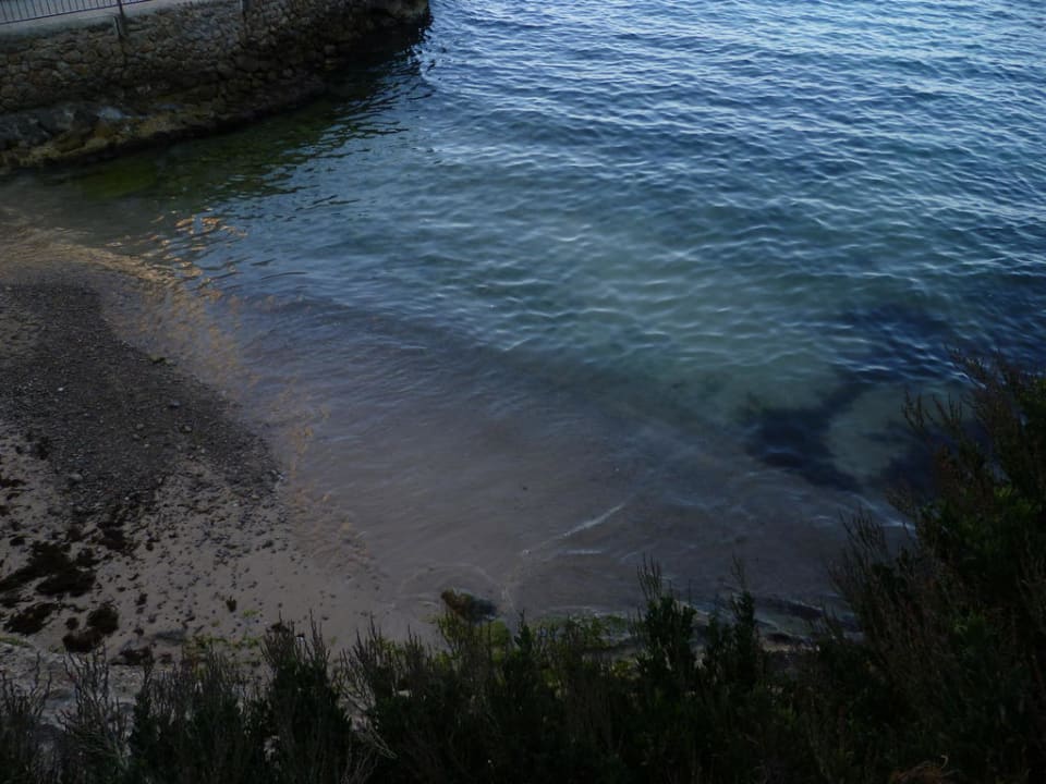 Schmaler Kieselstrand Bon Sol Resort & Spa