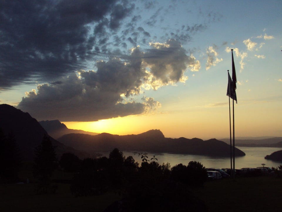 Sonnenuntergang beim Abendessen auf der Terrasse Seeblick Höhenhotel