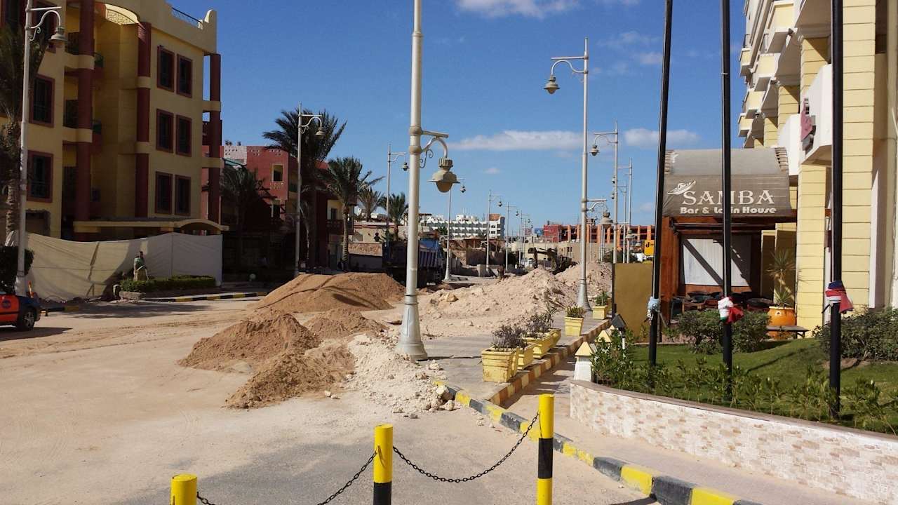 Straßenbauarbeiten direkt vor dem Hotel SUNRISE Holidays Resort (Adults Only)