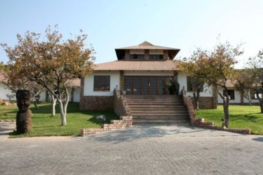 Eingang Hauptgebäude Etosha Safari Lodge