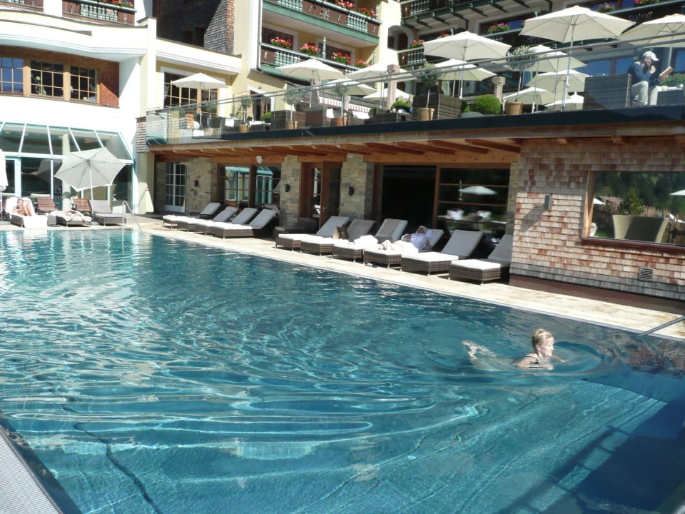 Pool im Freien mit 28 bis 30° und Terrasse Wellnesshotel Engel