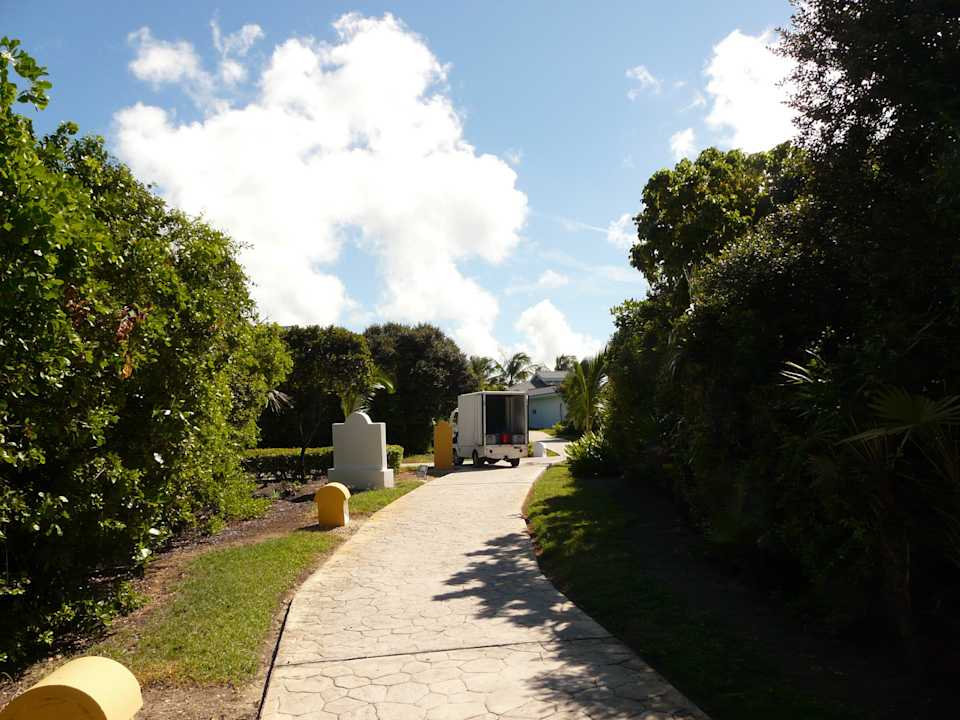 Einer der vielen Gartenwege Melia Las Dunas