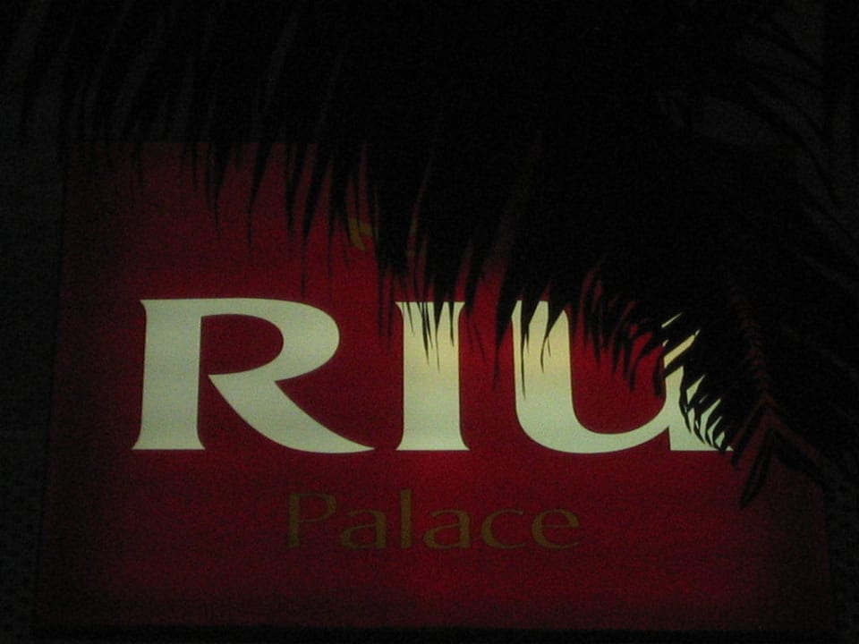 Riu Schild am Dach des Hotels Hotel Riu Palace Macao - Adults only