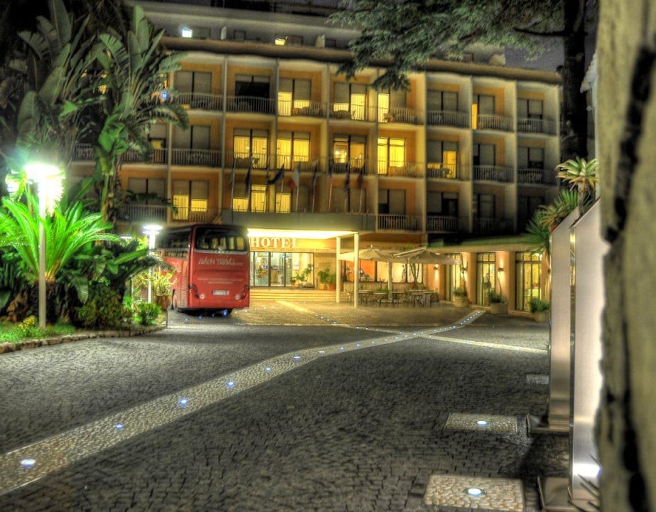 Hotelansicht bei Nacht Grand Hotel Moon Valley