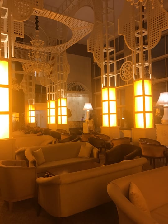 Lobby Well Palace Side