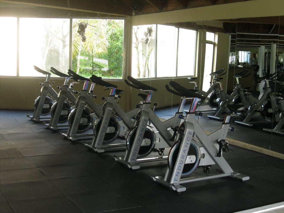 Spinningbikes im Gym ( Fitnessraum) Grand Sirenis Punta Cana Resort & Aquagames