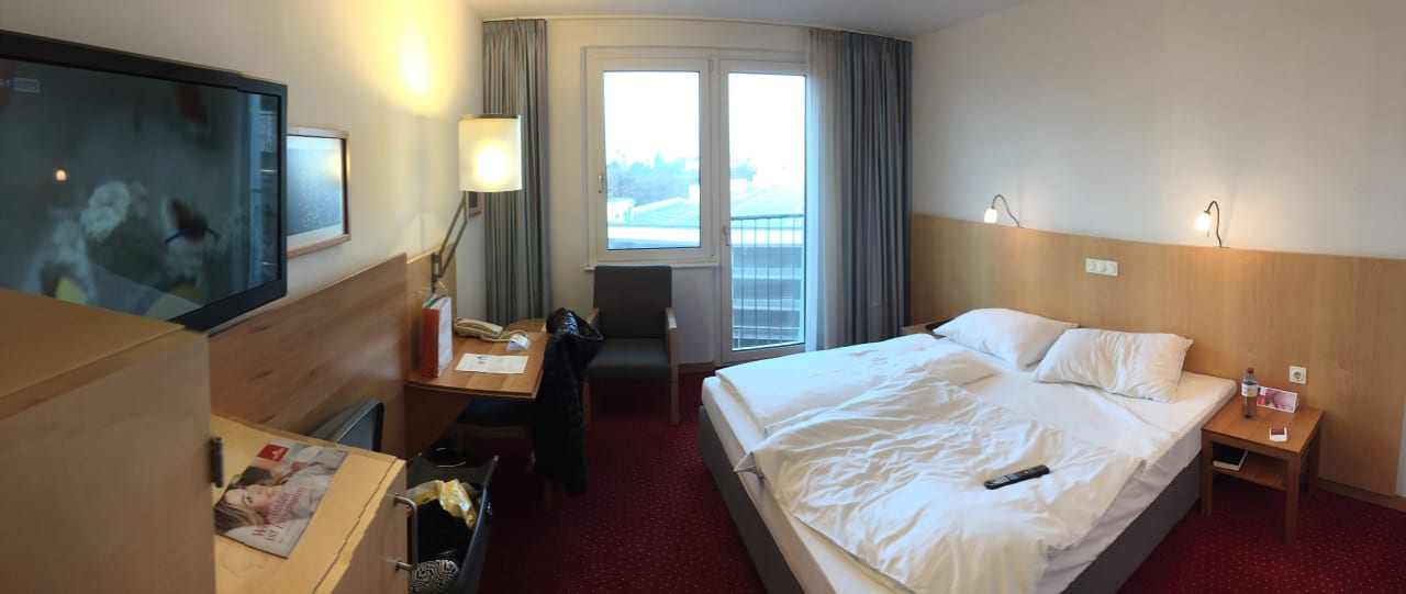 Sicht zum Fenster... Spark by Hilton Vienna Messe Prater