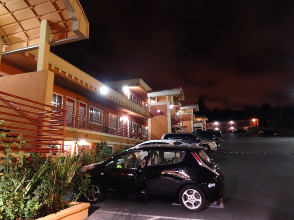 Parkplatz und Außenansicht Hotel Budget Inn of Hayward