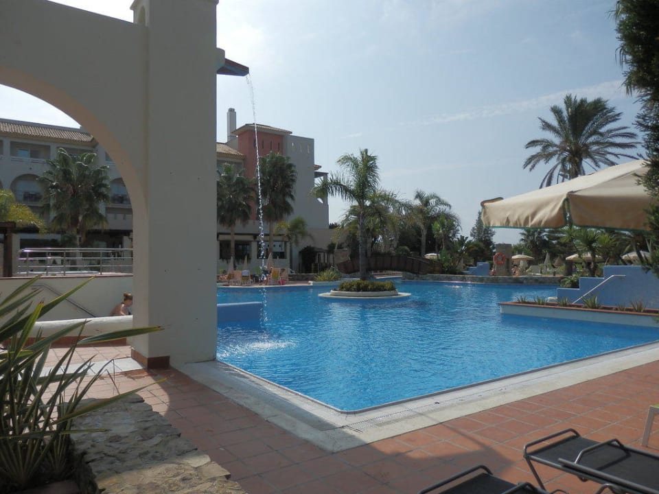 Poolanlage früh morgens Fuerte Conil-Resort